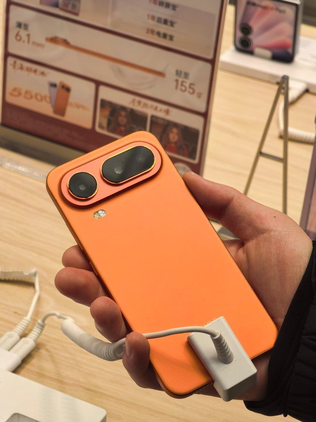 橙色版本的荣耀Magic8ProAir也很好看，朋友上手后就被种草，并表示好多