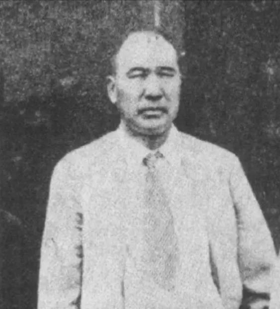 1932年，韩复榘携姨太太宴请张宗昌，张宗昌调侃说“你在山东顶了我的窝子，我今