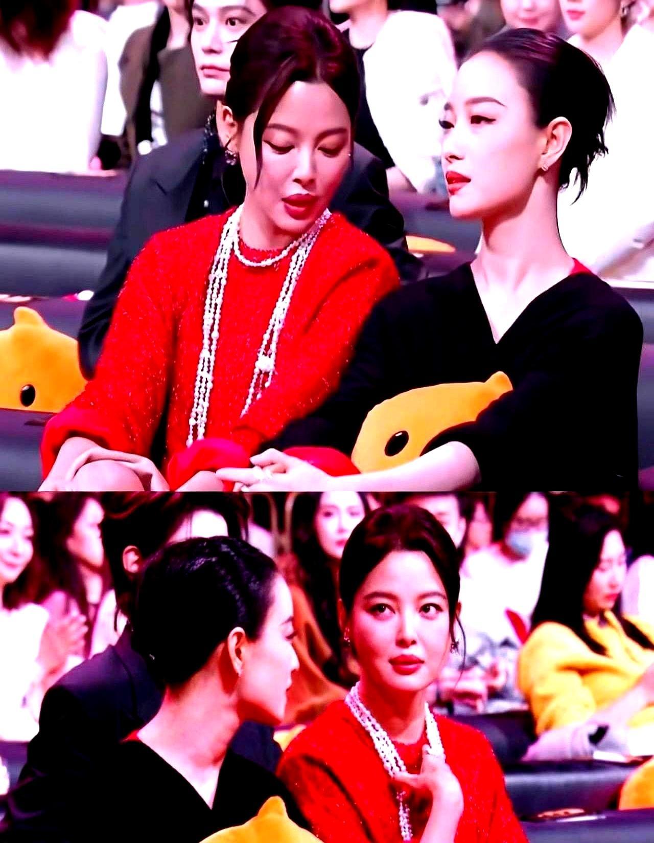 刚拿了威尼斯影后，回国参加活动，座位名牌却被人当场撕掉。三人沙发，本来她是