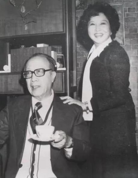 1974年，71岁的梁实秋和73岁的妻子程季淑去附近市场购物。两人正并肩走着，程