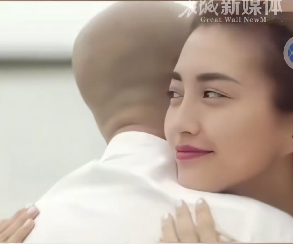 我问老公，包贝尔这事你怎么看。他说，一个男的如果他老婆把他通讯录里所有女的都