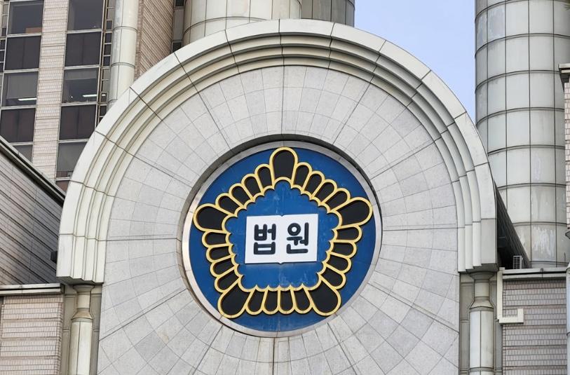 韩国政坛最让人脊背发凉的巧合，发生在了今天凌晨。刚把前第一夫人金建希刑期翻了