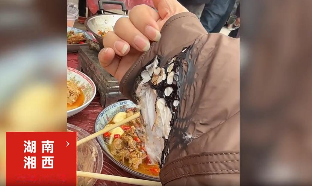 “这顿席吃的太贵了！”湖南湘西，一女子穿着一千多的羽绒服去吃席，没成想，期间夹肉
