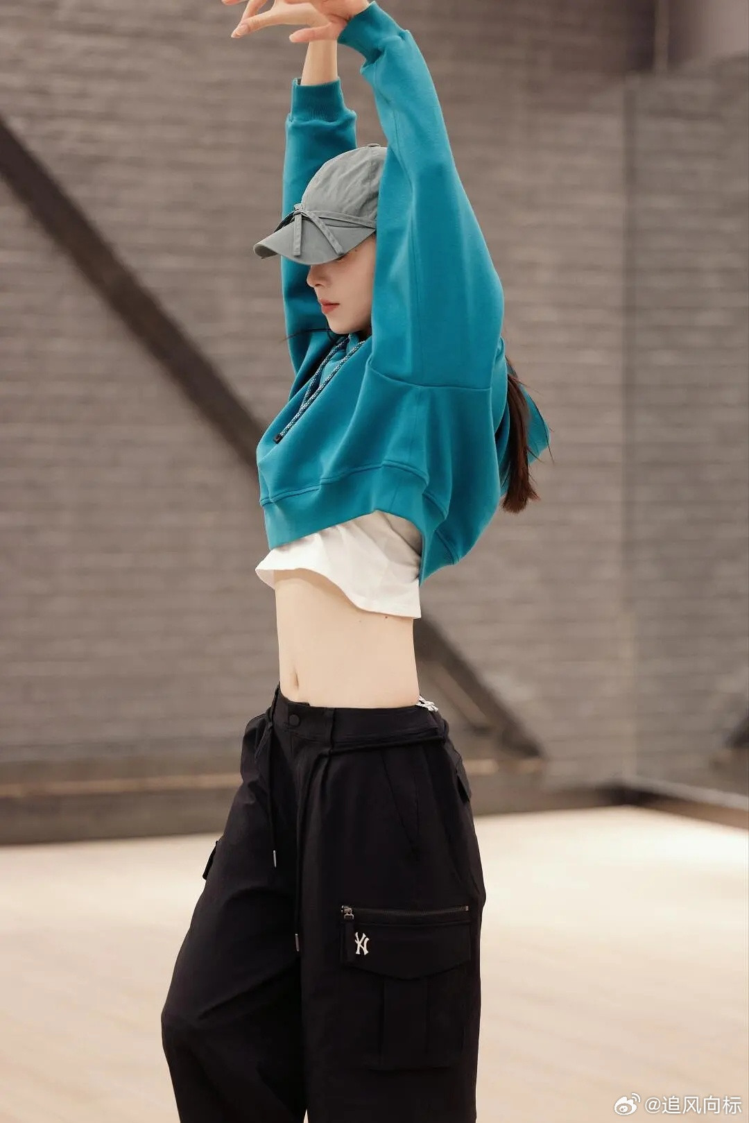 陈瑶就是团队拉垮，造型服装估计没优势，希望别给她拖后腿…她现在的公司就是草台班子