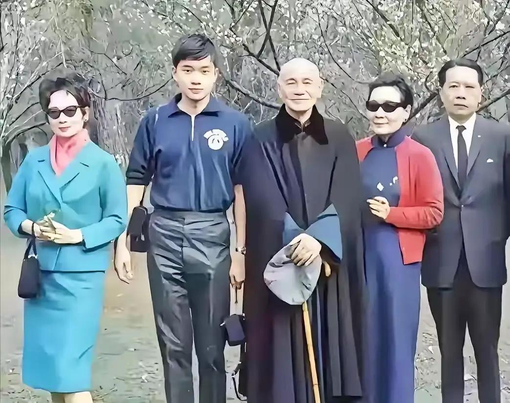 这是拍摄于1966年的家庭照，宋子安和妻子胡其瑛（左一）、两个儿子，以及宋美龄夫