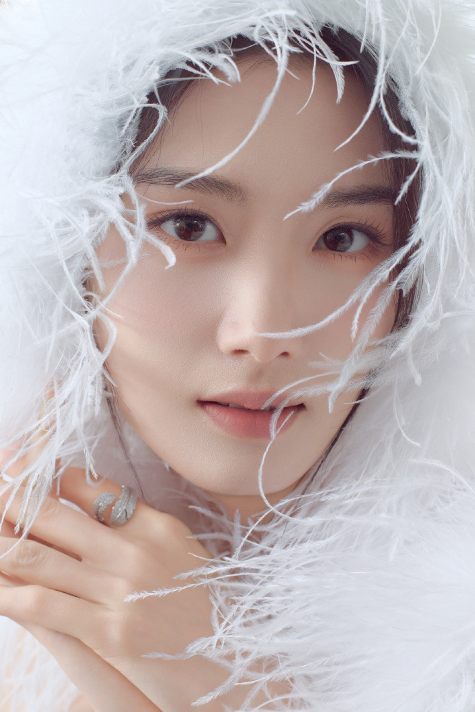 卢昱晓白裙造型氛围感拉满这才是少女该有的样子，温柔清新氛围感拉满