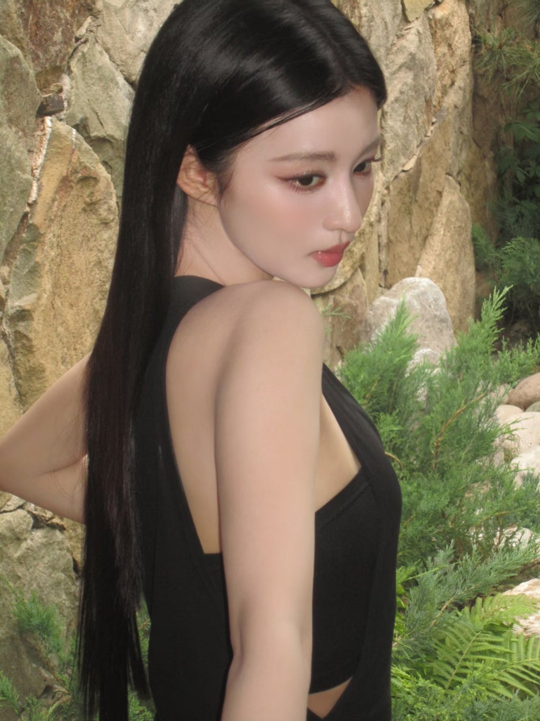 网友票选出最适合黑长直发型的女明星：TOP1鞠婧祎TOP2周也TOP3刘浩