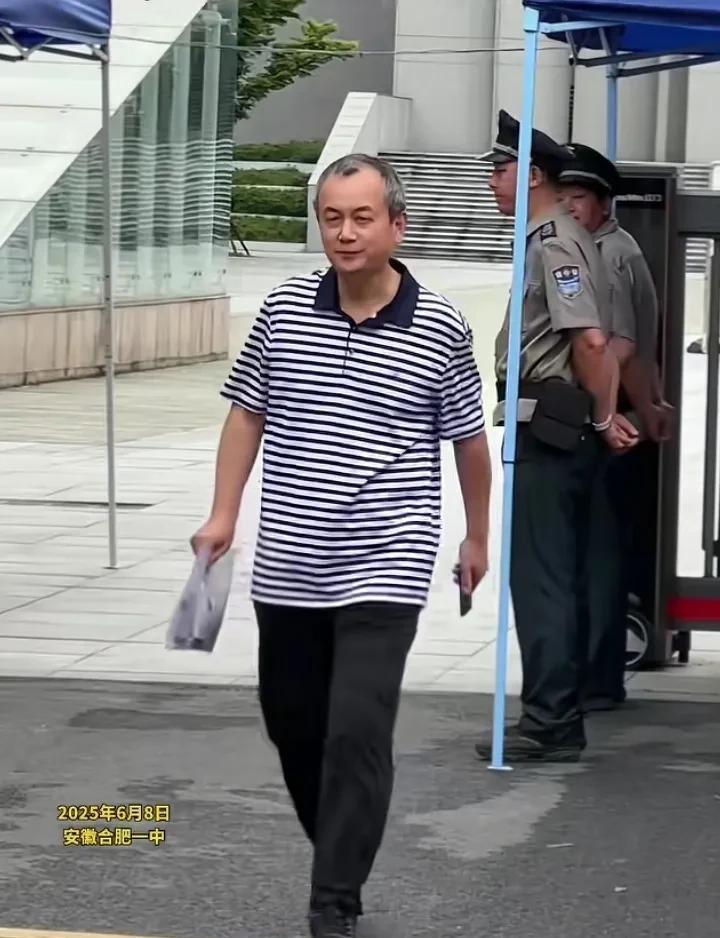 还有高手？安徽滨湖合肥一中，一名头发发白的考生走出考场，大家都以为他是老师，但