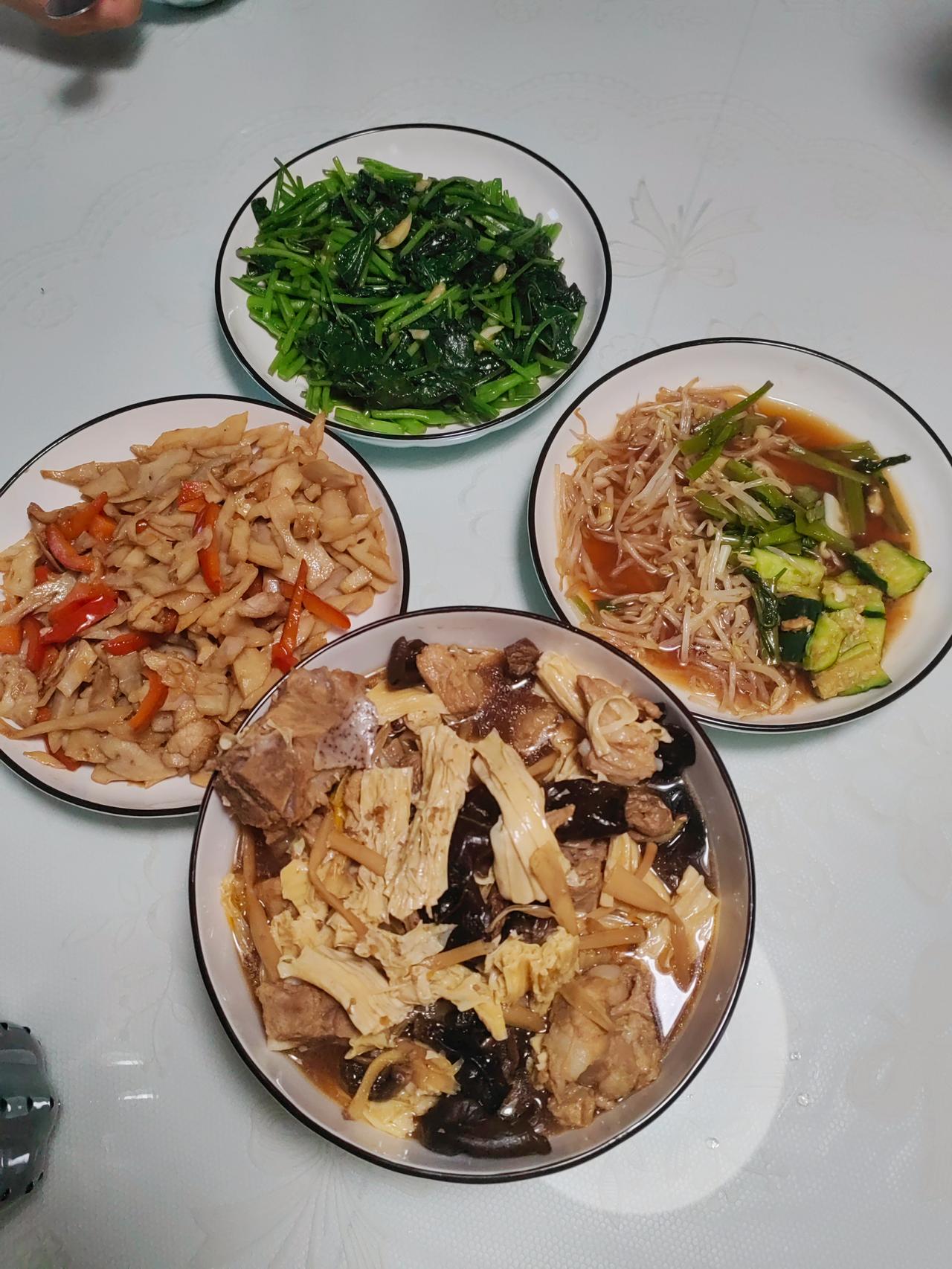 老公最近学会了“战术性偷懒”，看来他早就摸清规律了——他不洗碗，我总会兜底。[捂
