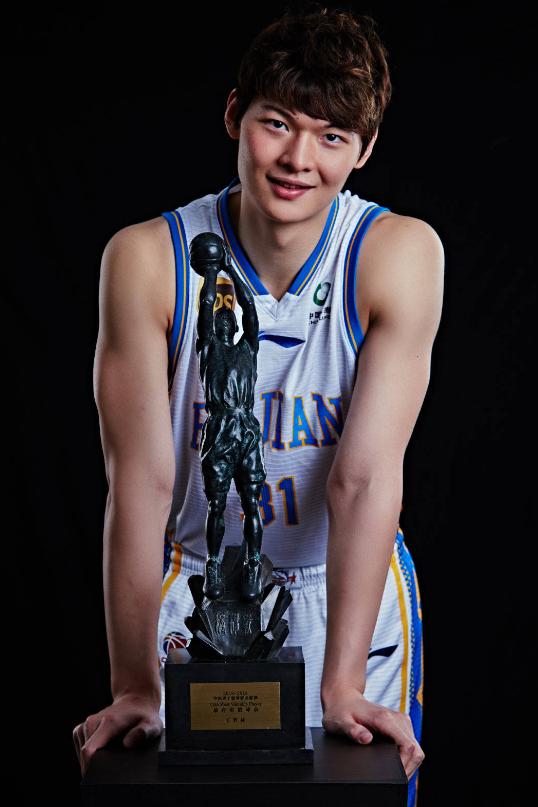 王哲林好不容易在cba混了十四年才拿到总冠军，有可能被取消了。因为上海男篮外援怀