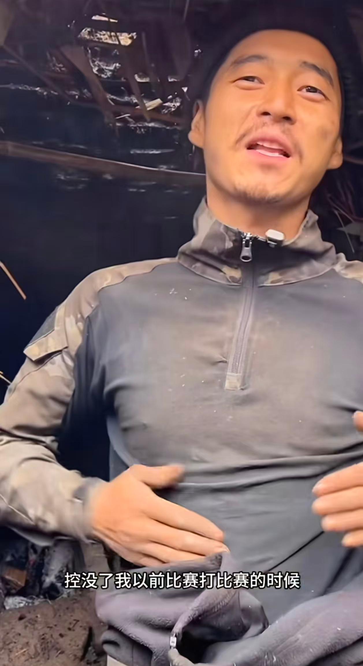 原来文车车以前就是搞健身的，他说起妻子可得瑟了，他承认当年是妻子主动追了他两三年