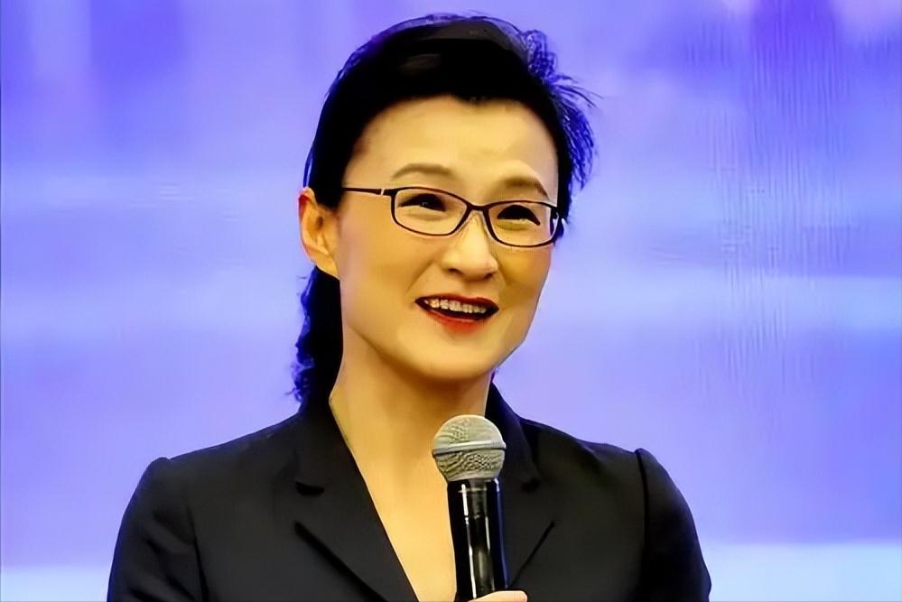 被要求滚出主持界，沦为众矢之的，54岁央视主持董倩做错了什么?主要信源