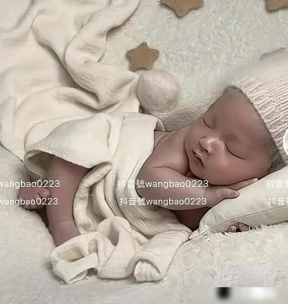 都以为张兰会手撕新儿媳，没想到亲儿子汪小菲先反水了，直播间直接戳他妈肺管子。