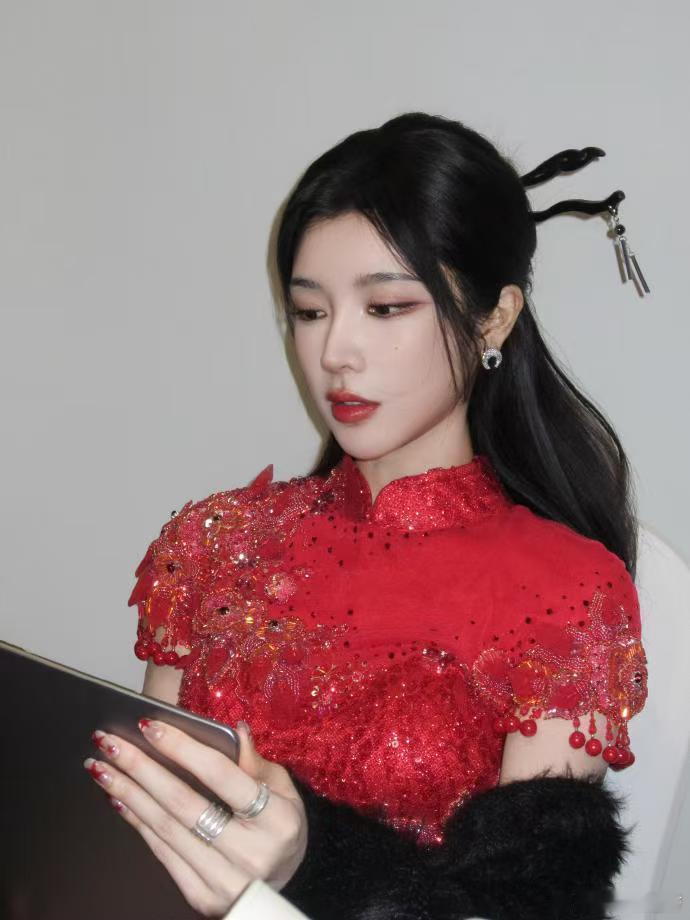 戴燕妮红色闪钻旗袍哇哦，戴燕妮的红色闪钻旗袍太赞啦！正红色衬得她明艳照人，闪钻