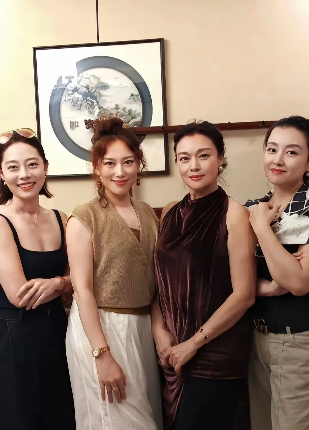 史可带和瑞士老公的混血儿子聚餐，小儿子真的是继承了妈妈的优质基因，62岁的史可虽