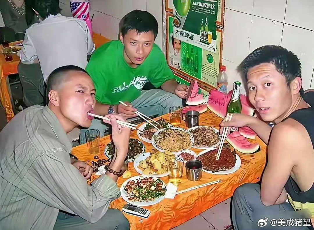 年轻时候的李晨，三个哥们下馆子。另外两个人你知道是谁吗
