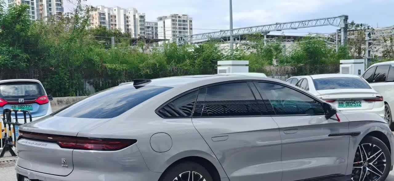 今天见到小米SU7和比亚迪汉EV了，两款车都拍了照片，发现汉EV比小米SU7更好