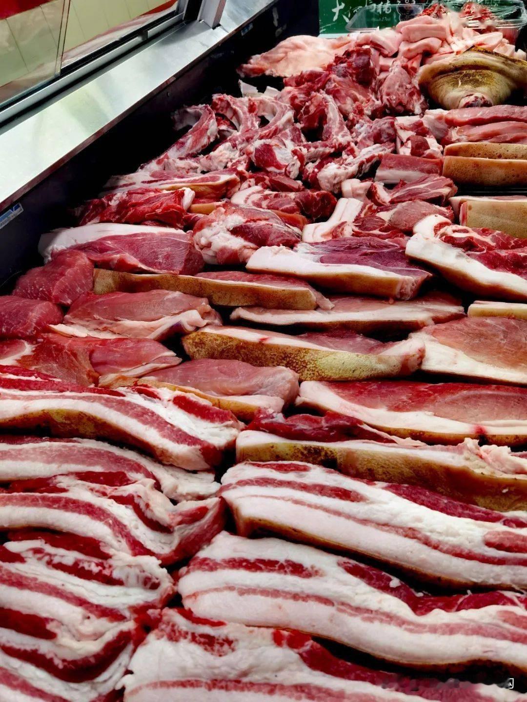 中国猪肉价格持续走低的原因找到了：产能过剩，消费降级！猪肉无锡天鹏肉类市场的猪