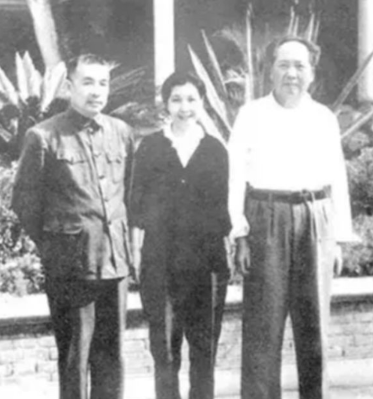 一天毛主席正在院子里烧水，只见一位漂亮的女红军轻轻绕到毛主席背后，猛然拍了一下毛