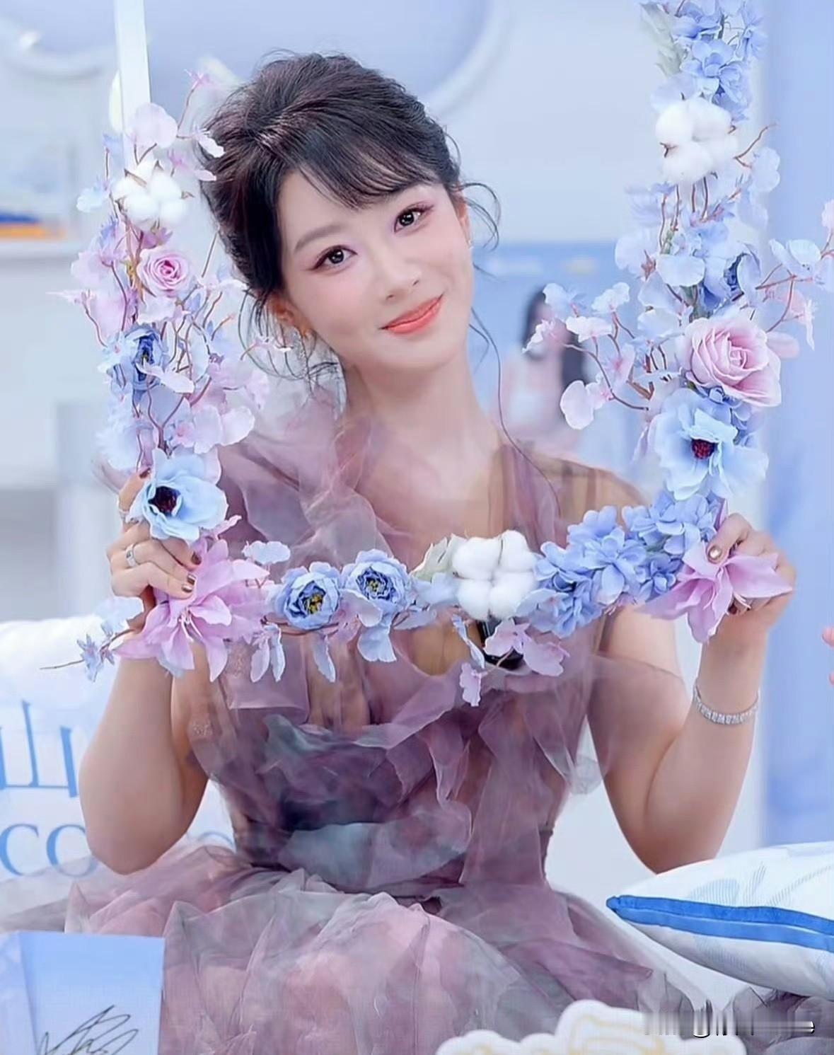 11月2日，杨紫身穿灰紫色渐变纱裙高定，出席品牌直播，一开始还觉得有点太浮夸了，