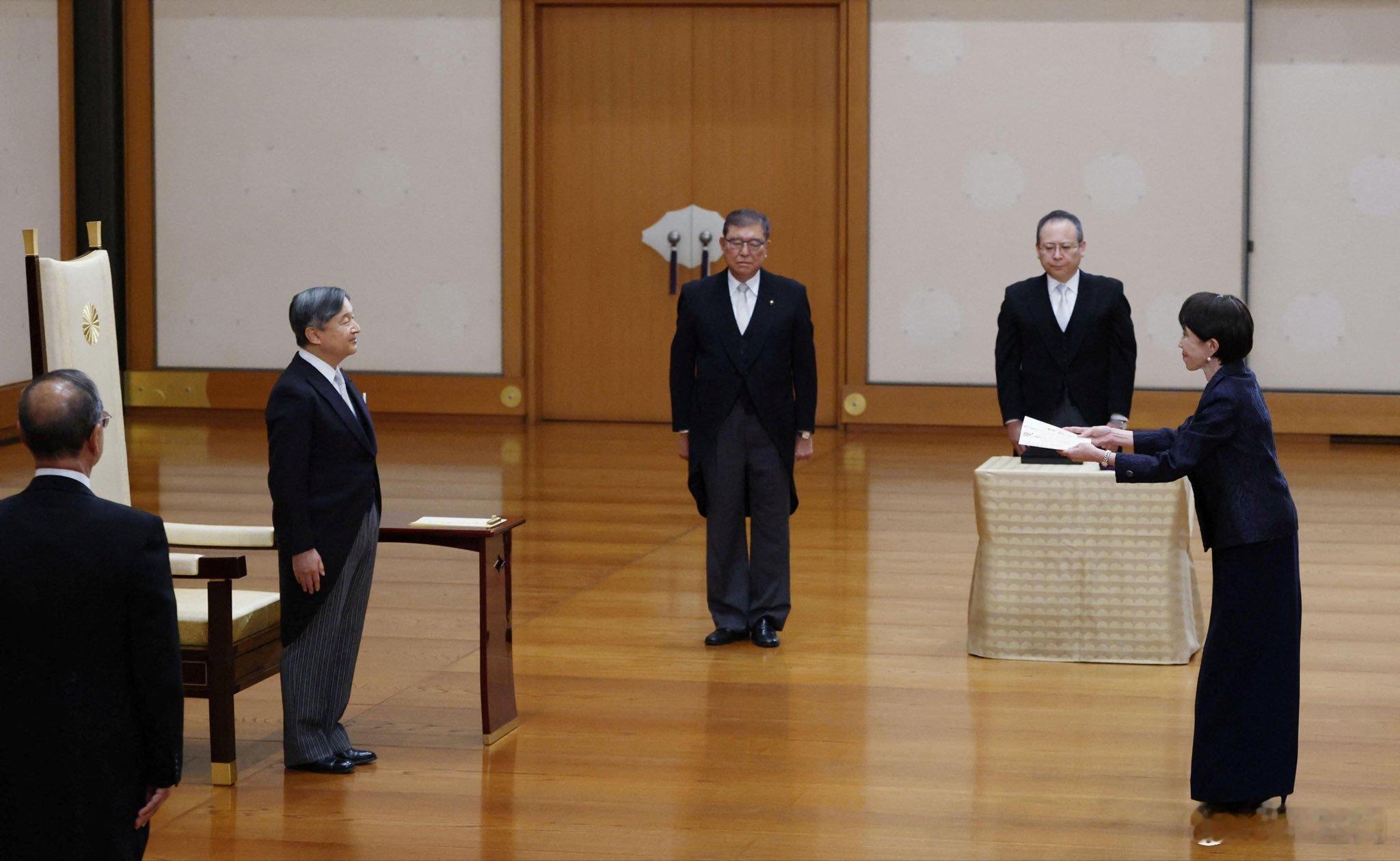 日本皇室10月21日，德仁天皇在皇宫举行的天皇任命仪式上正式任命高市早苗为日本新