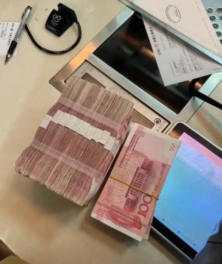比通缩更让央行心里发慌的现象出现了：14亿中国人好像一夜之间全都“活明白了”