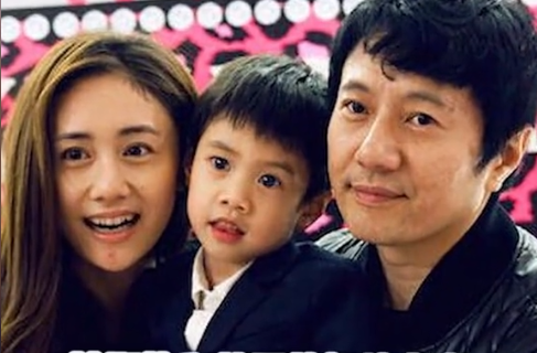 郑钧送儿子上学，16岁的郑熙岳衣服耷拉，走路内八还一瘸一瘸的，刘芸被骂惨了。 