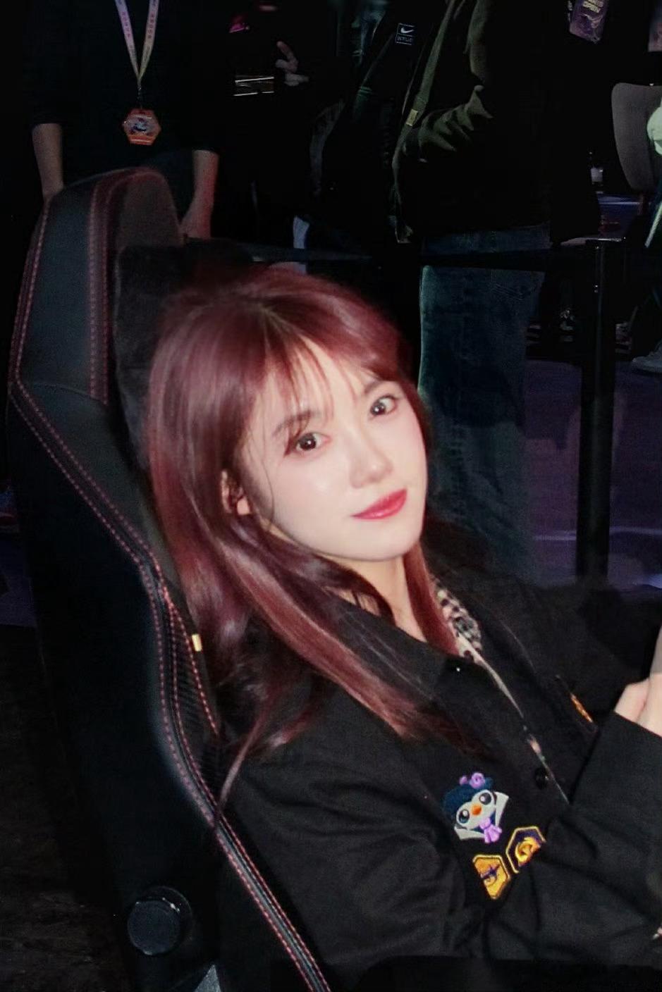 又是羡慕Rookie的一天，LPL女主持小钰晒照配文：TPO太好玩咯～rooki