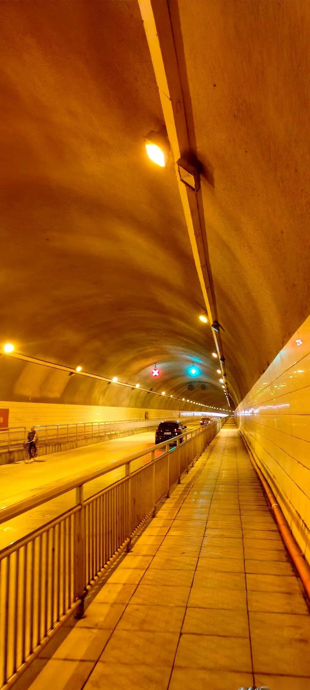 半夜两点，我弟从南昌icon开车杀回来。就为了他14岁的儿子。那个敢对他奶奶