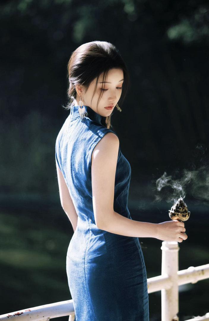 姜贞羽旗袍一眼沦陷姜贞羽把蓝旗袍穿成理想型清冷色系中和了旗袍的柔美，姜贞羽自带的