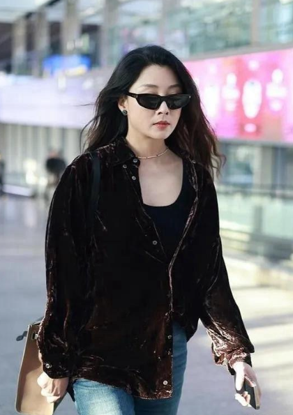 45岁殷桃增肥后状态太惊艳了！45岁殷桃增肥后的机场路透直接看呆，一改往日的纤