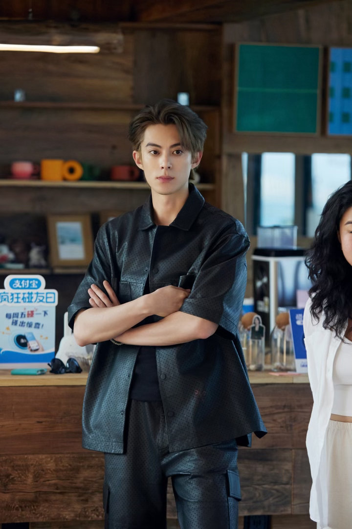 1.王鹤棣和李沁的《咸鱼飞升》准备来了，以王鹤棣这曝光度剧组跟着他不会缺宣传机会