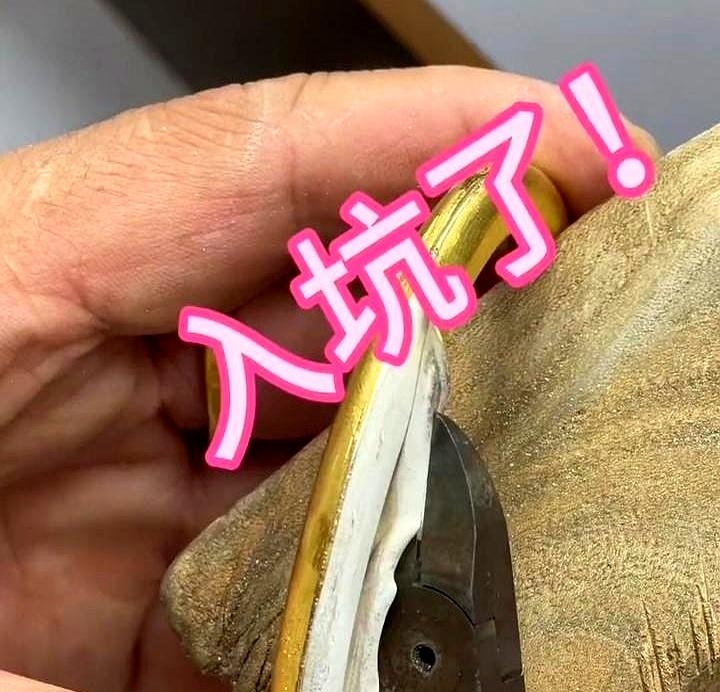 当金价往上窜时，儿媳妇抱着“三金”进金店，想换婆婆宫颈癌早期手术费。老板一秤，
