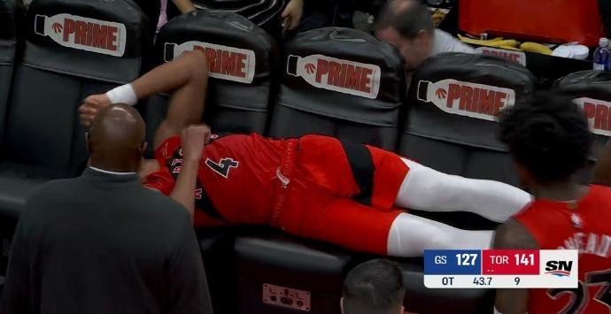 25个篮板！巴恩斯被换下场的那一刻，直接累瘫在替补席的椅子上，一动都不想动。打