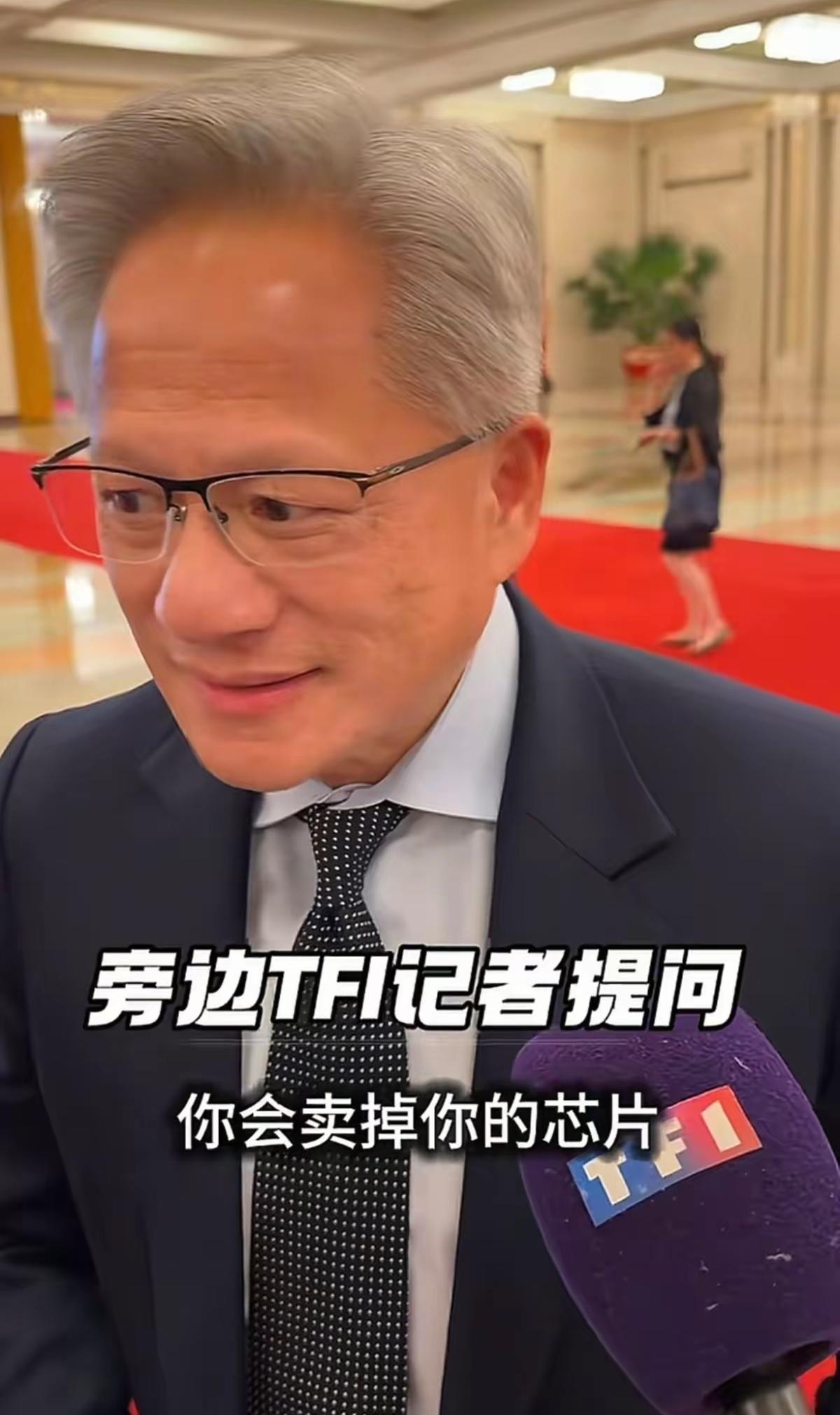 【黄仁勋当然想把芯片卖给华为】大会堂的宴会上，印度右翼媒体TFI给黄仁勋提问