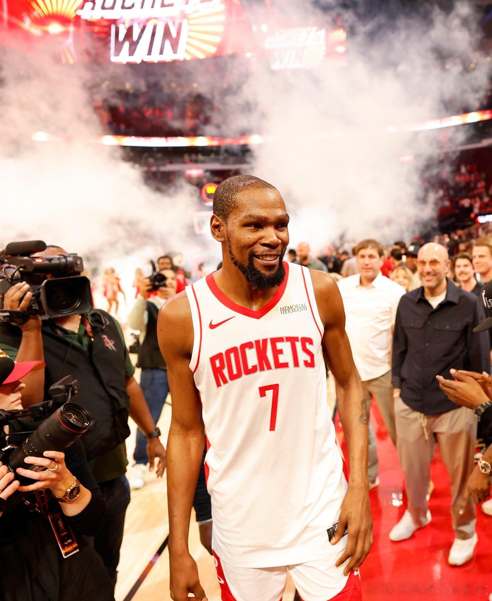 杜兰特铁人凯文·杜兰特第18个赛季的常规赛出战78场数据定格如下：▪️场均26