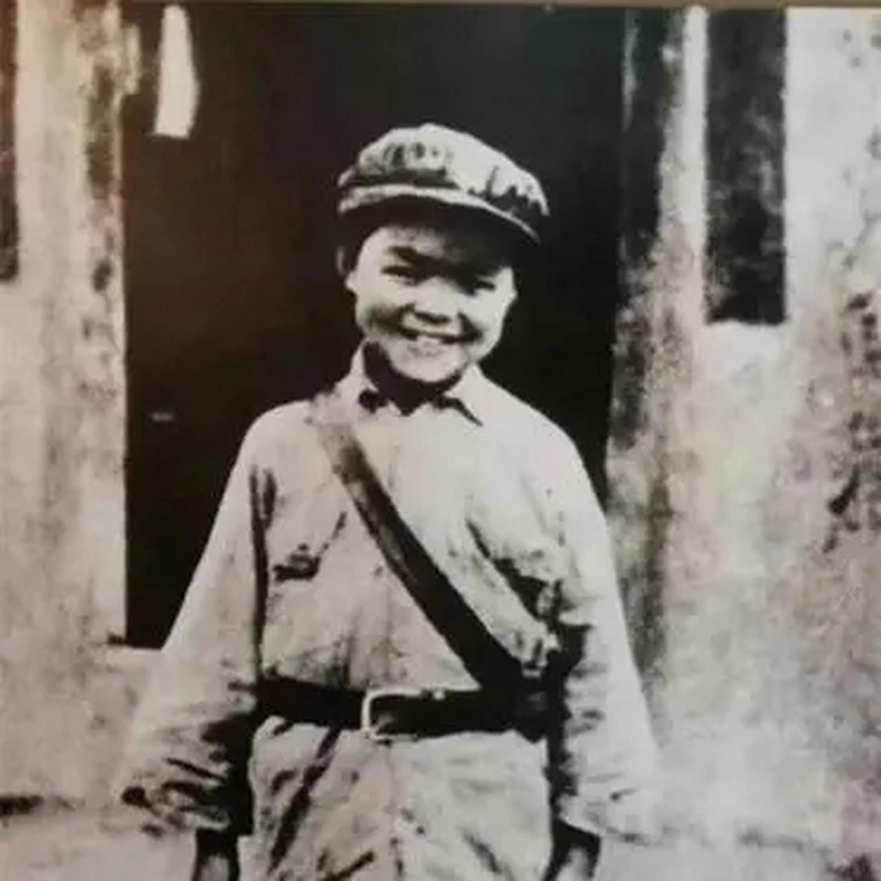 把时间拨回1936年10月，地点就在陕北保安县。那儿出了档子怪事——几个站岗