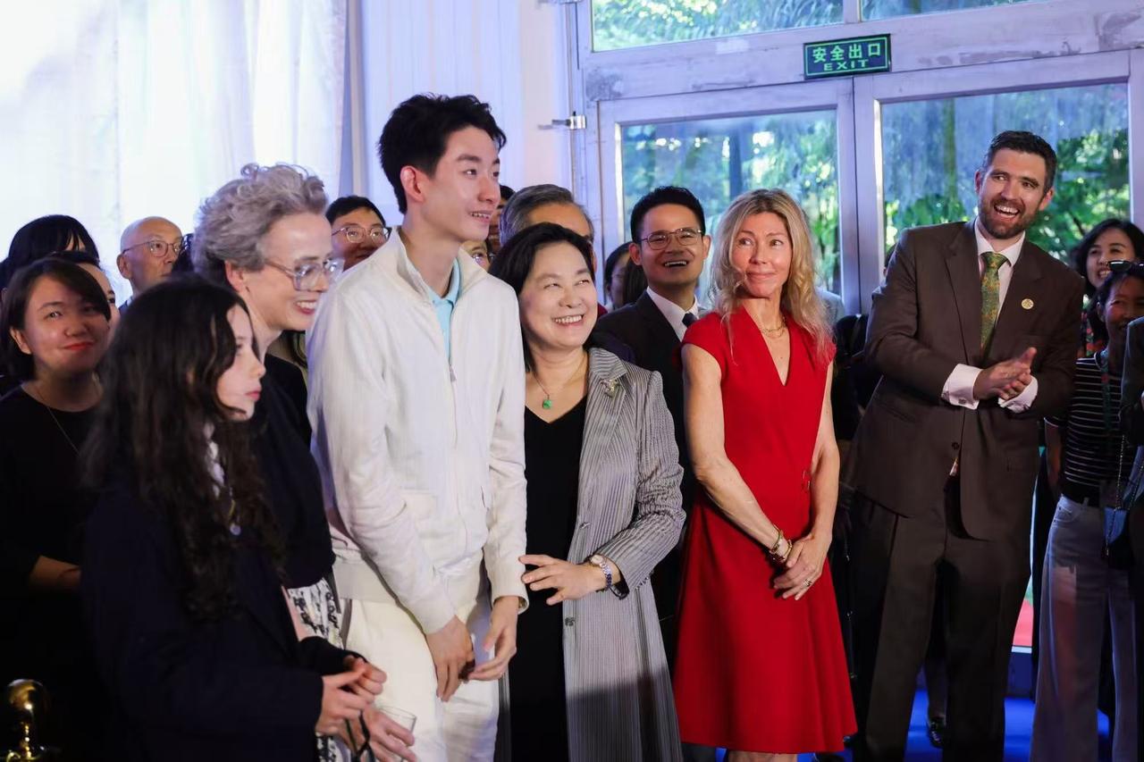 吴宜泽参加外交部组织的中外活动，华春莹副部长化身迷妹和吴宜泽合影。吴宜泽这个