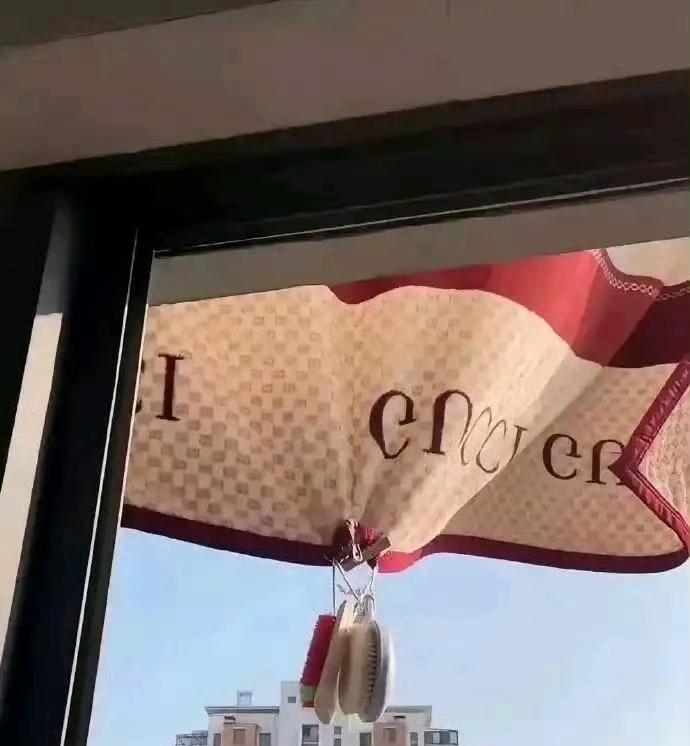 楼上邻居太吵了我就买了个震楼器，结果第二天他就挂出了这个，啥意思​？？？谁懂？求