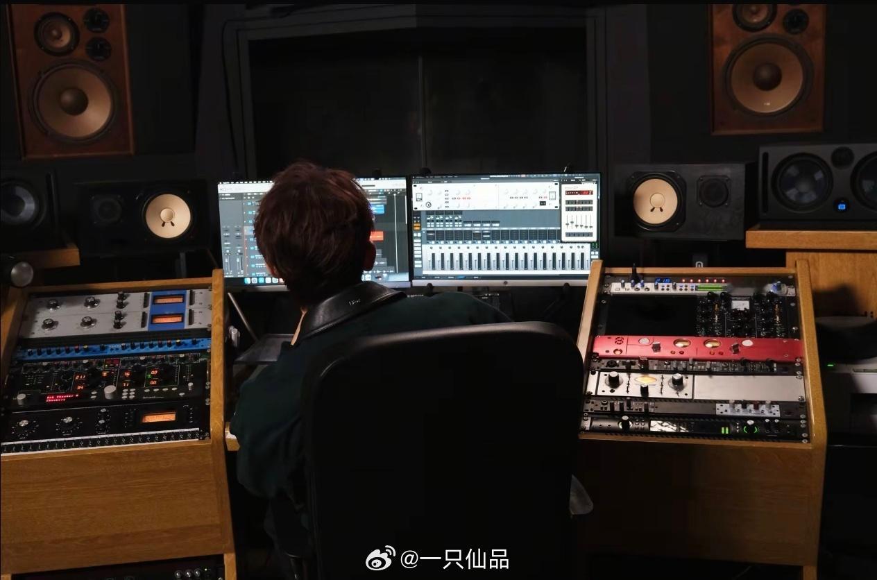 邓为在认真工作的状态下散发着一种独特而专注的魅力，这种魅力不仅来自他出色的外形条