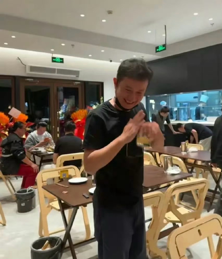 文章不做演员，做厨子去了？文章开饭店了