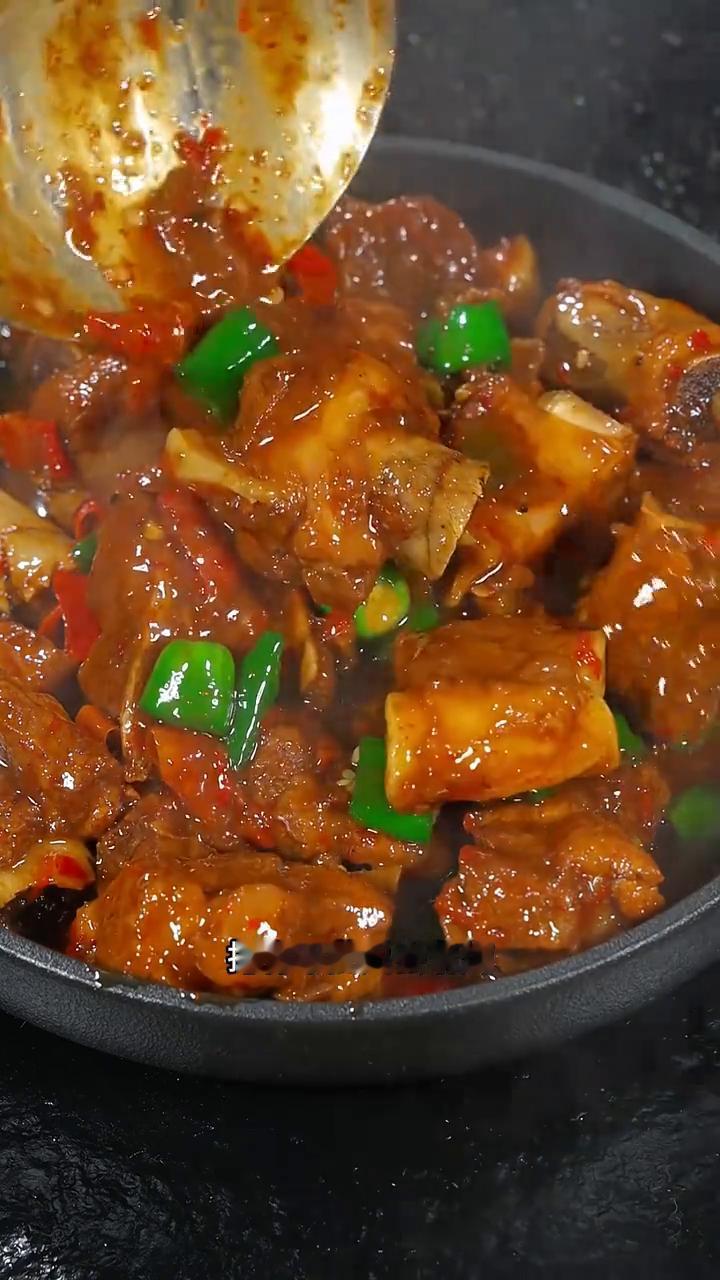排骨不要只会清炖，试一下这道青椒红烧排骨，真的是好吃又下饭。·油热放姜片，放洗