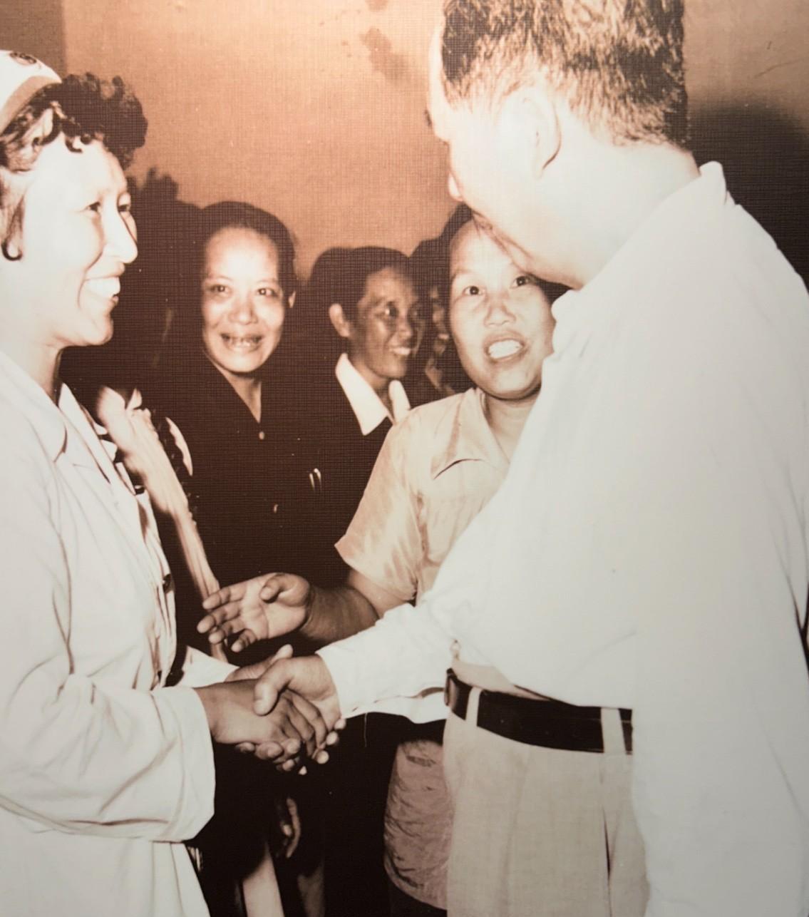 【毛泽东主席的老照片】1958年9月14日，毛泽东主席在武汉洪山礼堂亲切接见武汉