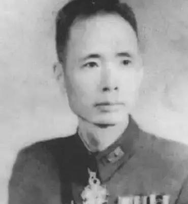 1934年，川军军长郭汝栋奉命追击红军，谁知他在望远镜里看着红军抬担架过山脊，然