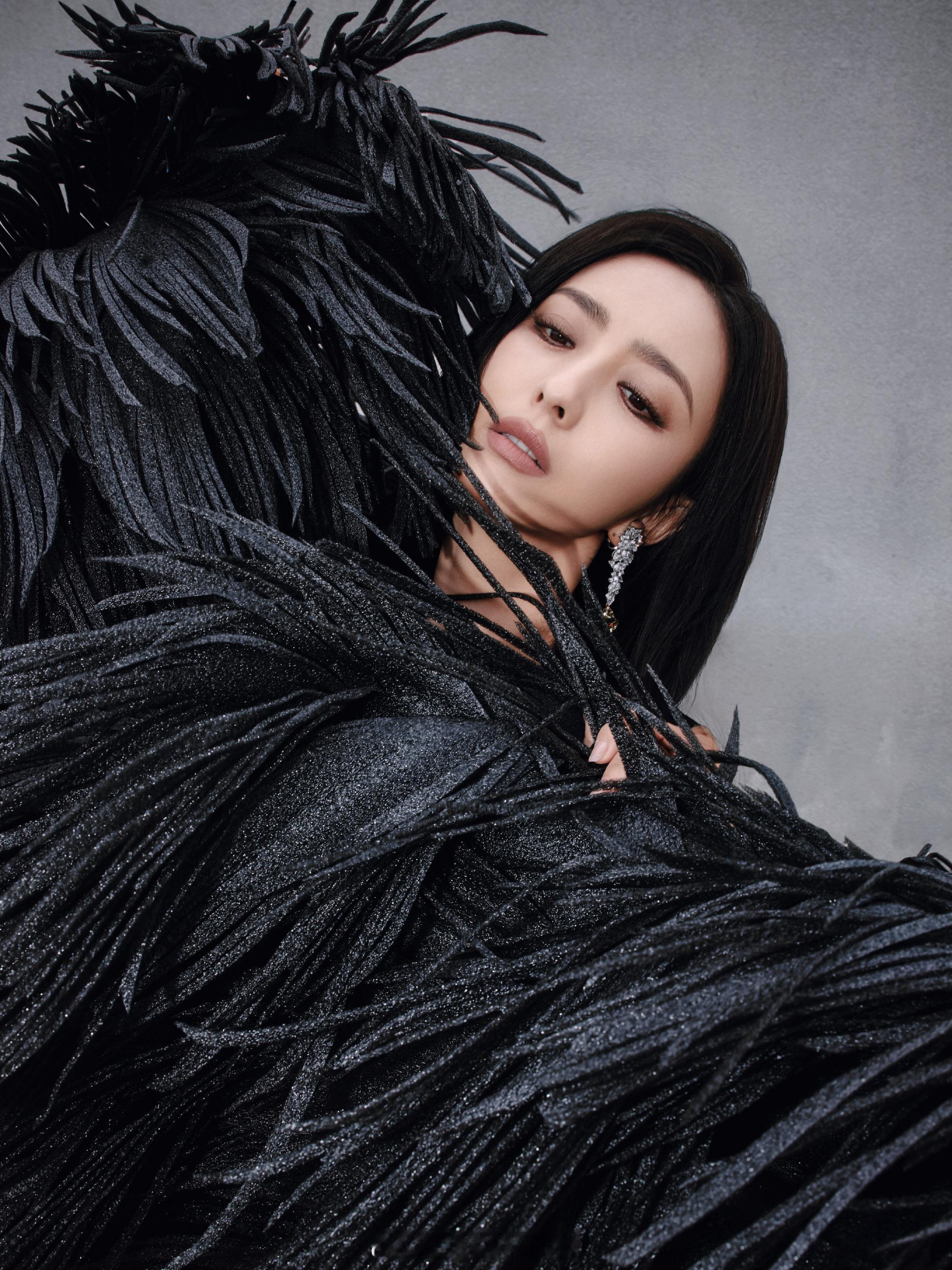 佟丽娅长发新中式黑白天鹅​​​