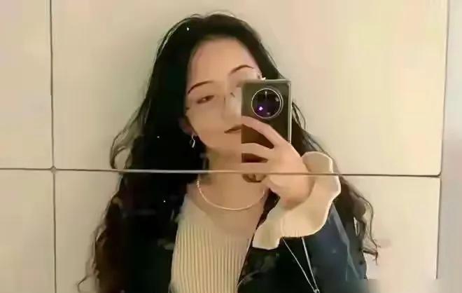这个辅导员刘迪立场不公正，先入为主的偏向杨景媛，而且在通电话时，居然连杨景媛的名