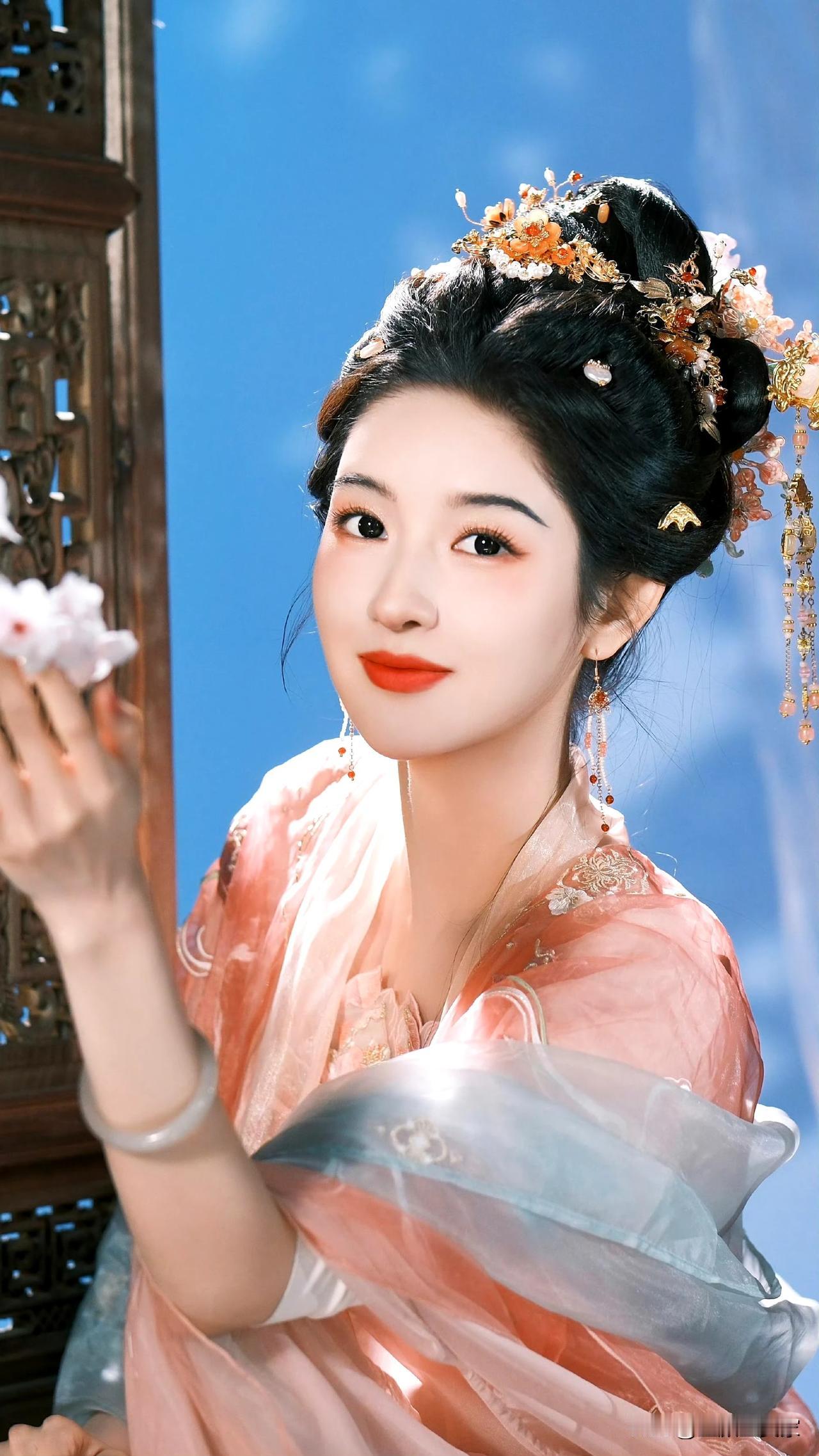 王玉雯古风壁纸～ 花簇间的汉服仙子，薄纱轻晃都在续写古言小说的唯美章节！