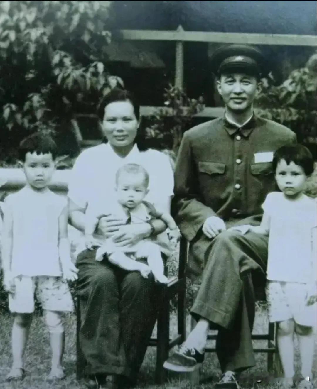 1936年，洪学智看上了女兵张文。谁知，张文却嫌弃洪学智满脸麻子，本想婉言谢绝，