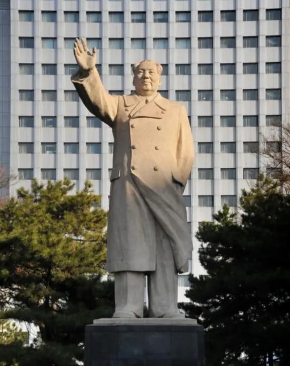 1968年8月，中国当时最大的毛主席雕塑落成！许将军批示：“把这尊毛主席像拿到南