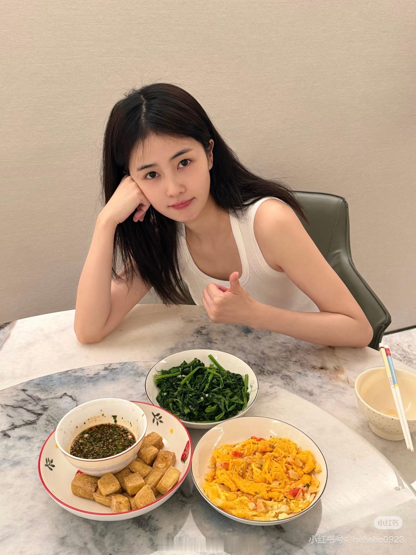 业内评价白鹿又是羡慕助理的一天